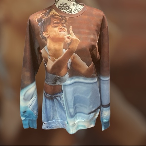 New Rihanna Graphic print Sweatshirt Size XL Unisex - Picture 3 of 7